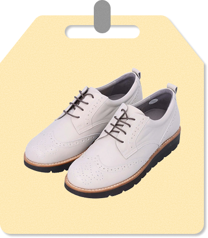 レザーウィングチップシューズの白