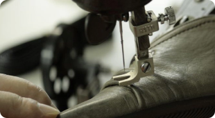 靴を作っている写真