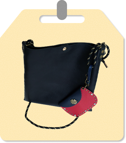 アクセ付きレザーバッグ